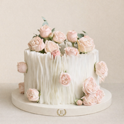 Taze Güller ile Süslenmiş Yenilebilir Kâğıt Tasarım Pasta