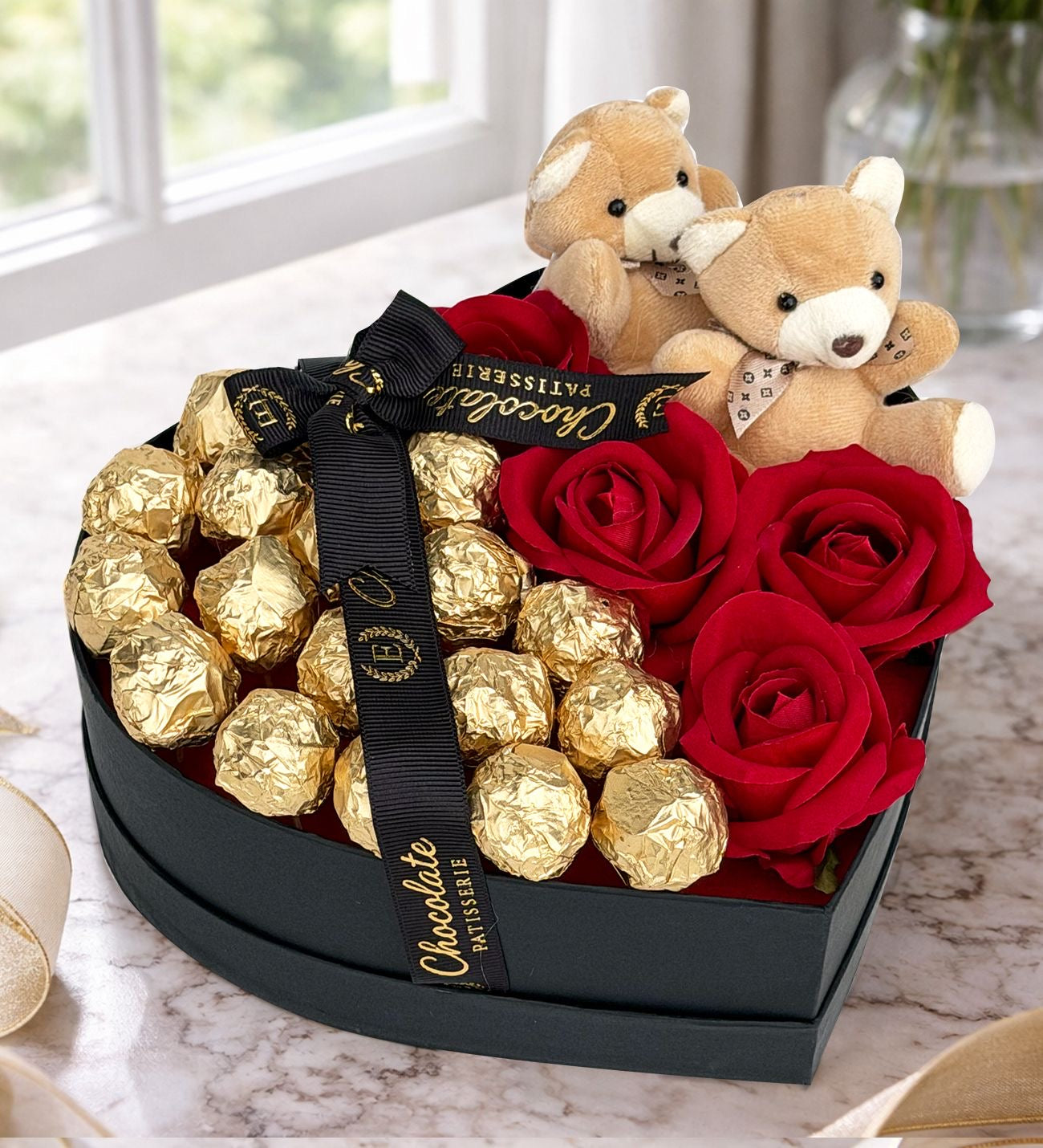 Siyah Kutuda Çikolata ve Gül Kutusu – Ayıcıklı Lüks Romantik Hediye Seti