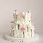 Taze Güller ile Süslenmiş Yenilebilir Kâğıt Tasarım Pasta