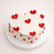 Kırmızı Kalplerle Süslenmiş Beyaz Kalp Pasta