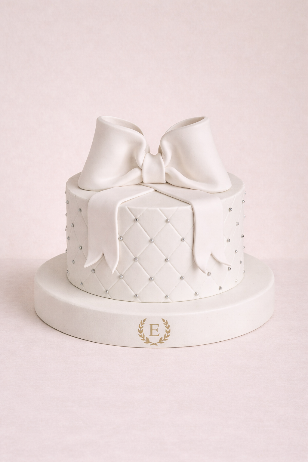 Beyaz Kurdeleli Detaylı Tasarım Pasta