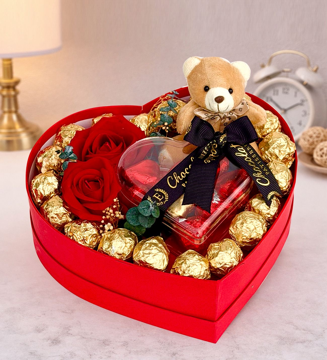 Kırmızı Kalp Kutuda Gül ve Çikolata