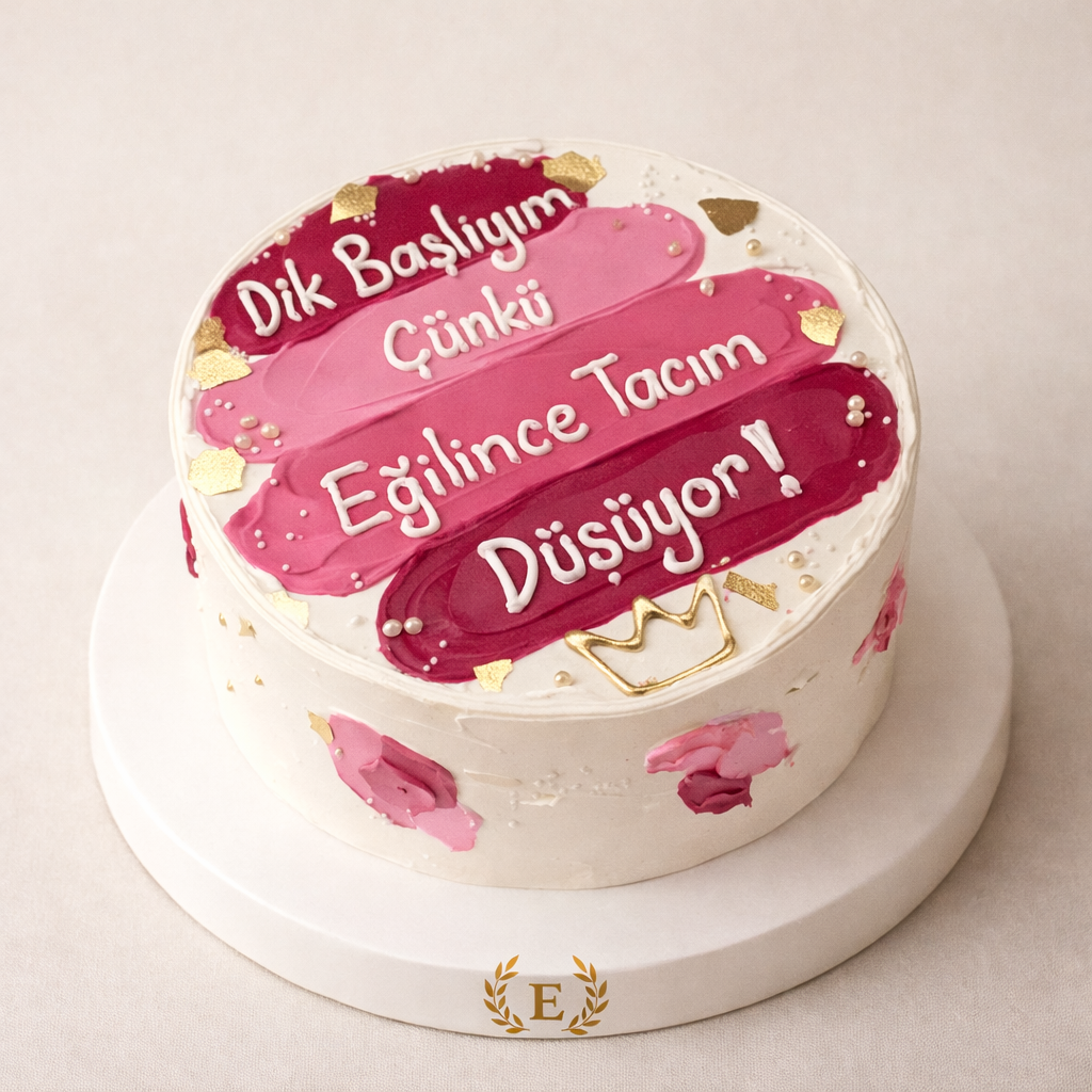 Dik Başlıyım Çünkü Eğilince Tacım Düşüyor Yazılı Pasta