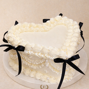 Siyah Kurdeleli Beyaz Vintage Kalp Pasta