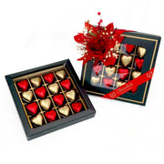 Siyah Kutuda Kalpli Çikolata ve Gül Kutusu