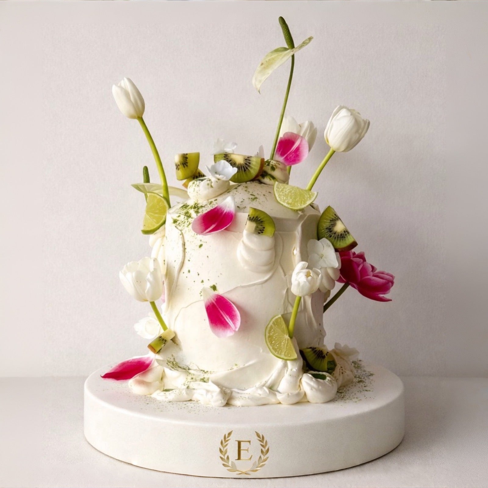 Sakura Floral Çiçek ve Meyve Detaylı Premium Butik Pasta