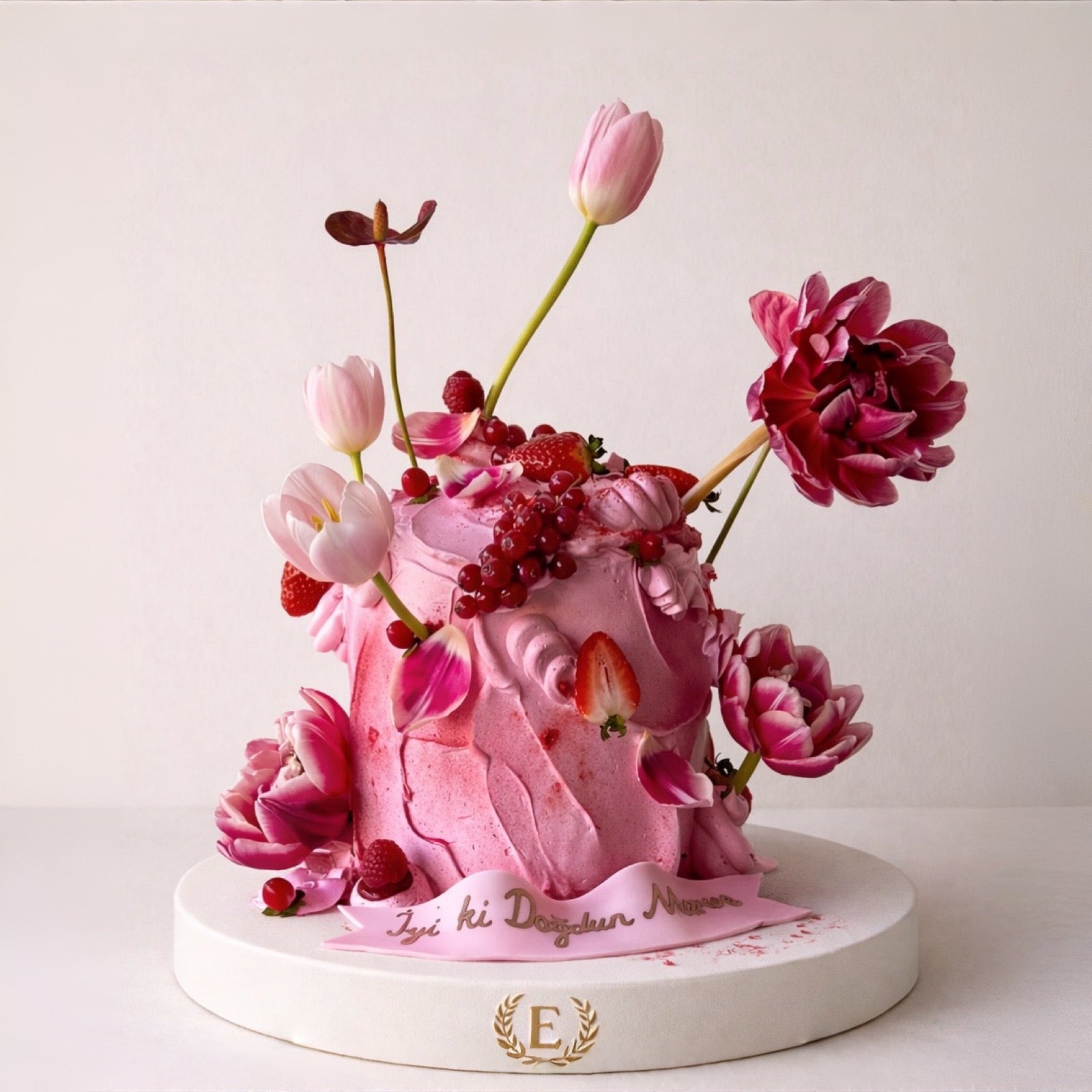 Pink Obsesssion Çiçek ve Meyve Detaylı Premium Butik Pasta