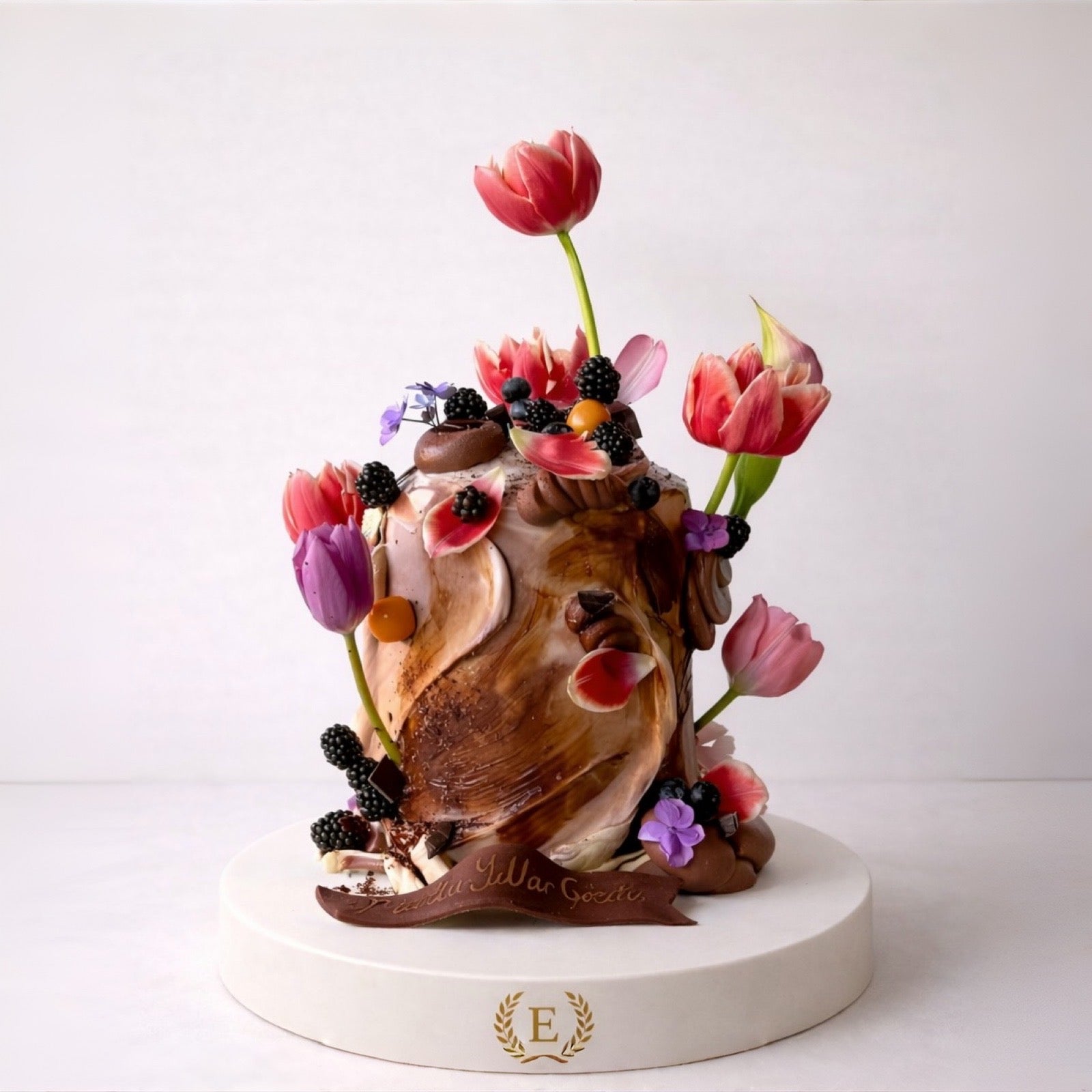 Chocolate Wave Çiçek ve Meyve Detaylı Premium Butik Pasta